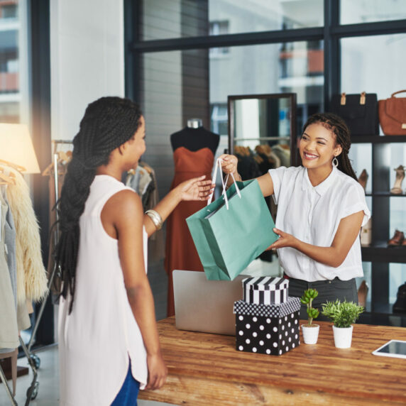 6 Customer Service Examples To Maximize Customer Loyalty